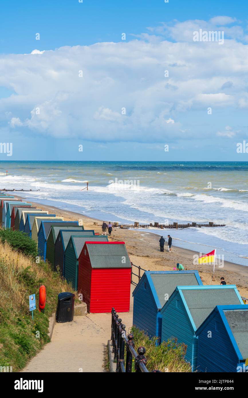 Bunte Strandhütten am Mundesley Beach in North Norfolk, Großbritannien Stockfoto