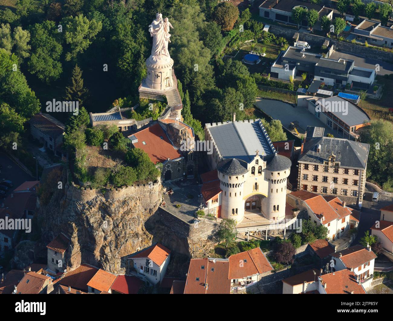 LUFTAUFNAHME. Statue von Saint-Joseph mit Blick auf die Basilika. Espaly-Saint-Marcel, Haute-Loire, Auvergne-Rhône-Alpes, Frankreich. Stockfoto