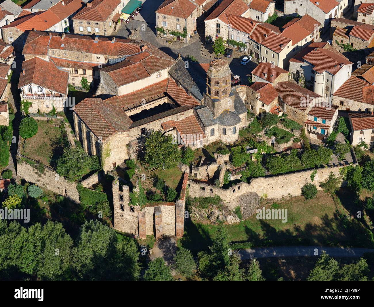 LUFTAUFNAHME. Kirche Saint-André, Lavaudieu, Haute-Loire, Auvergne-Rhône-Alpes, Frankreich. Stockfoto