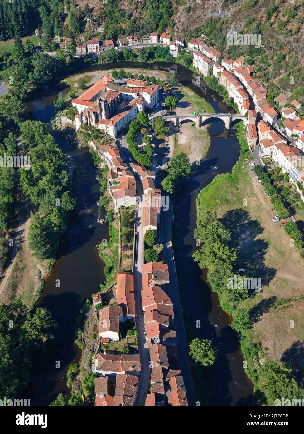 LUFTAUFNAHME. Eine mittelalterliche Stadt und ein Priorat in einem Mäander / Landenge am Allier River. Lavoûte-Chilhac, Haute-Loire, Auvergne-Rhône-Alpes, Frankreich. Stockfoto