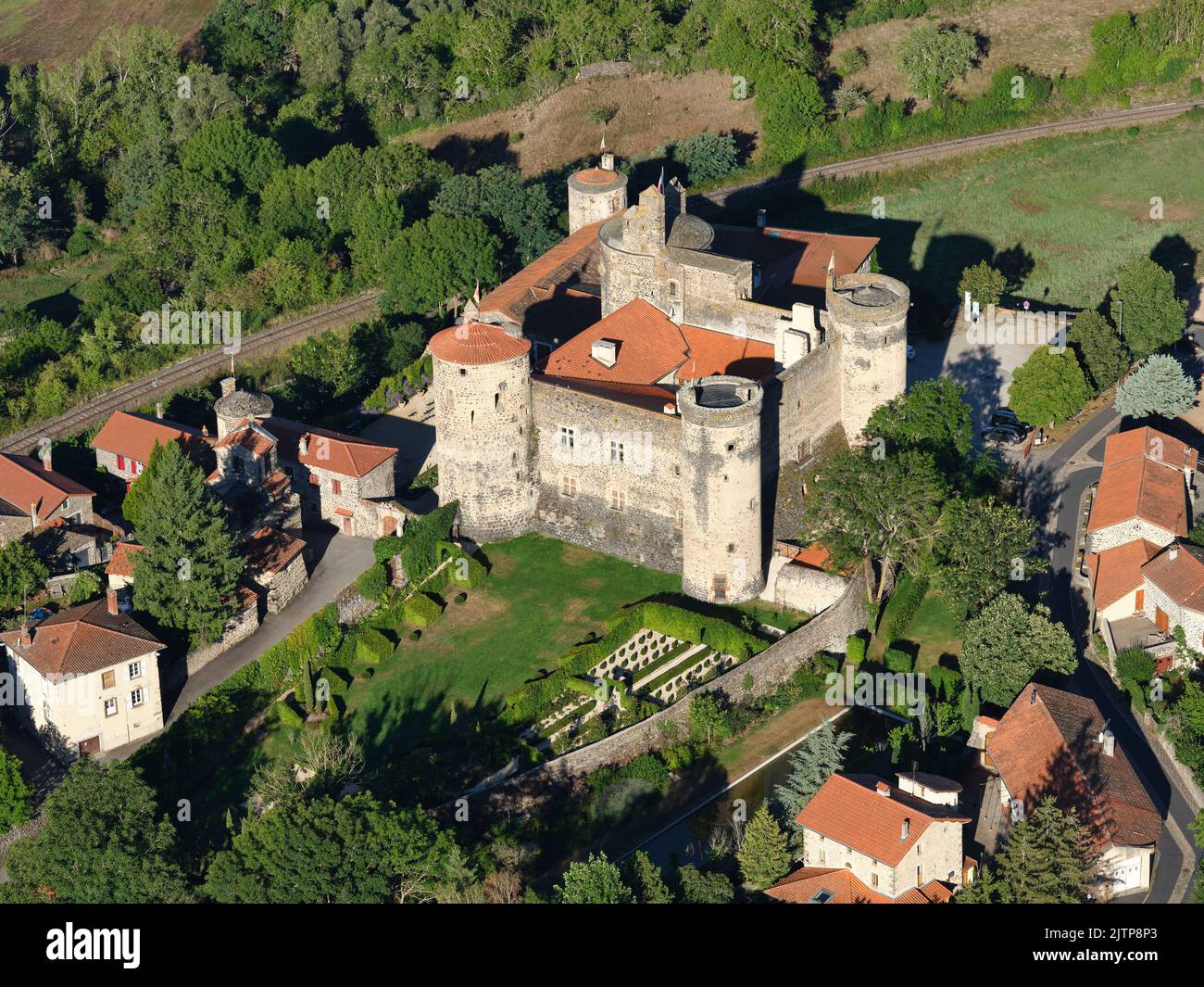 LUFTAUFNAHME. Mittelalterliche Burg aus dem 12.. Jahrhundert, seit 2022 ein 5-Sterne-Hotel. Saint-Vidal Castle. Haute-Loire, Auvergne-Rhône-Alpes, Frankreich. Stockfoto