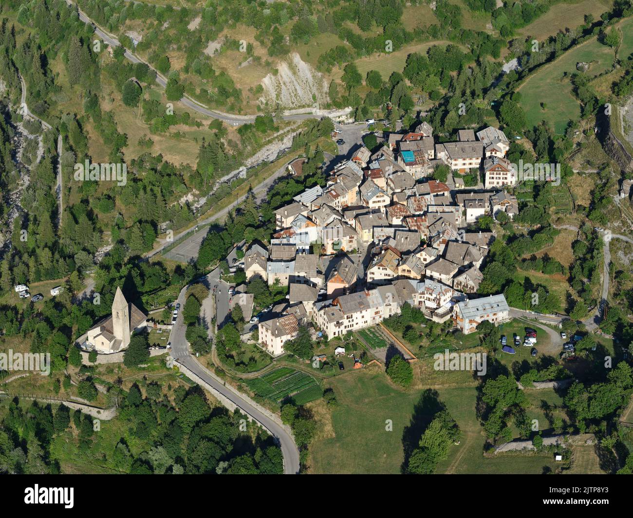 LUFTAUFNAHME. Kleines Dorf im Tinée-Tal am Fuße des Mercantour-Nationalparks. Alpes-Maritimes, Provence-Alpes-Côte d'Azur, Frankreich. Stockfoto