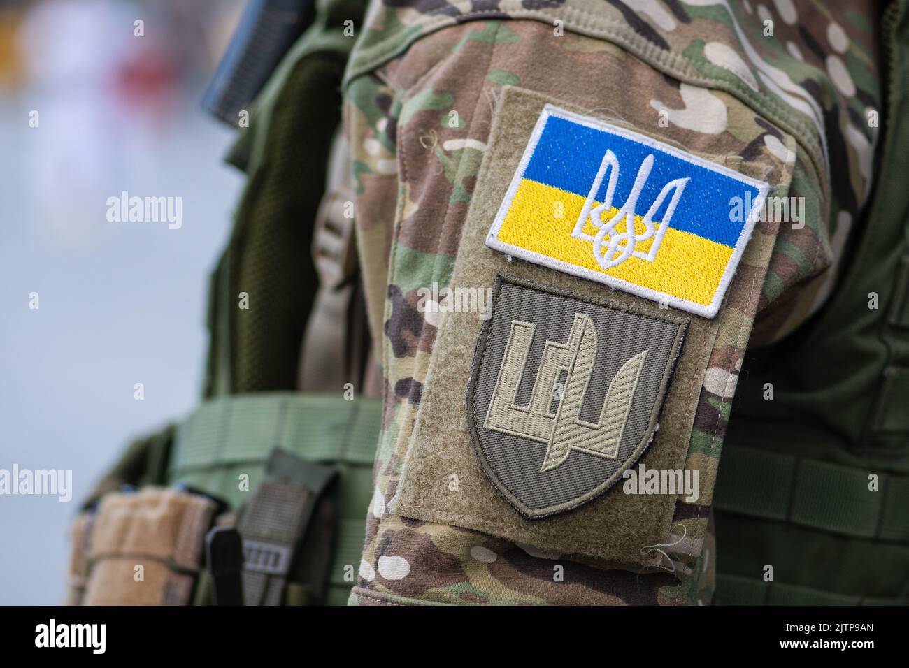 Flagge der Ukraine mit Dreizack, ukrainischer Armee oder Streitkräfte auf einem Patch einer Soldatenuniform, Nahaufnahme Stockfoto