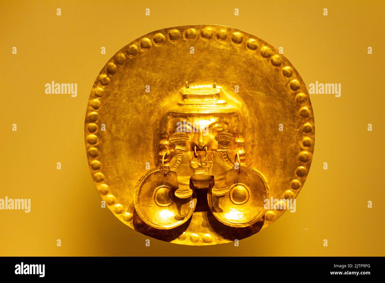 Goldenes Objekt vom Friedhof von Malagana in der Ebene des Cauca-Tals, wo die Herrscher eines Häuptlings begraben wurden. Museo del Oro, Bogota, Colomb Stockfoto