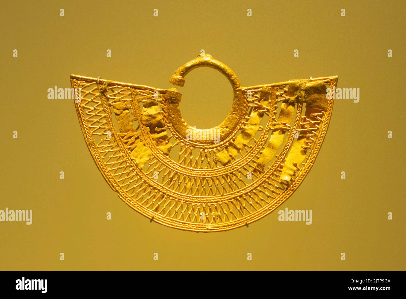 Goldenes Objekt vom Friedhof von Malagana. Museo del Oro, Bogota, Kolumbien. Stockfoto