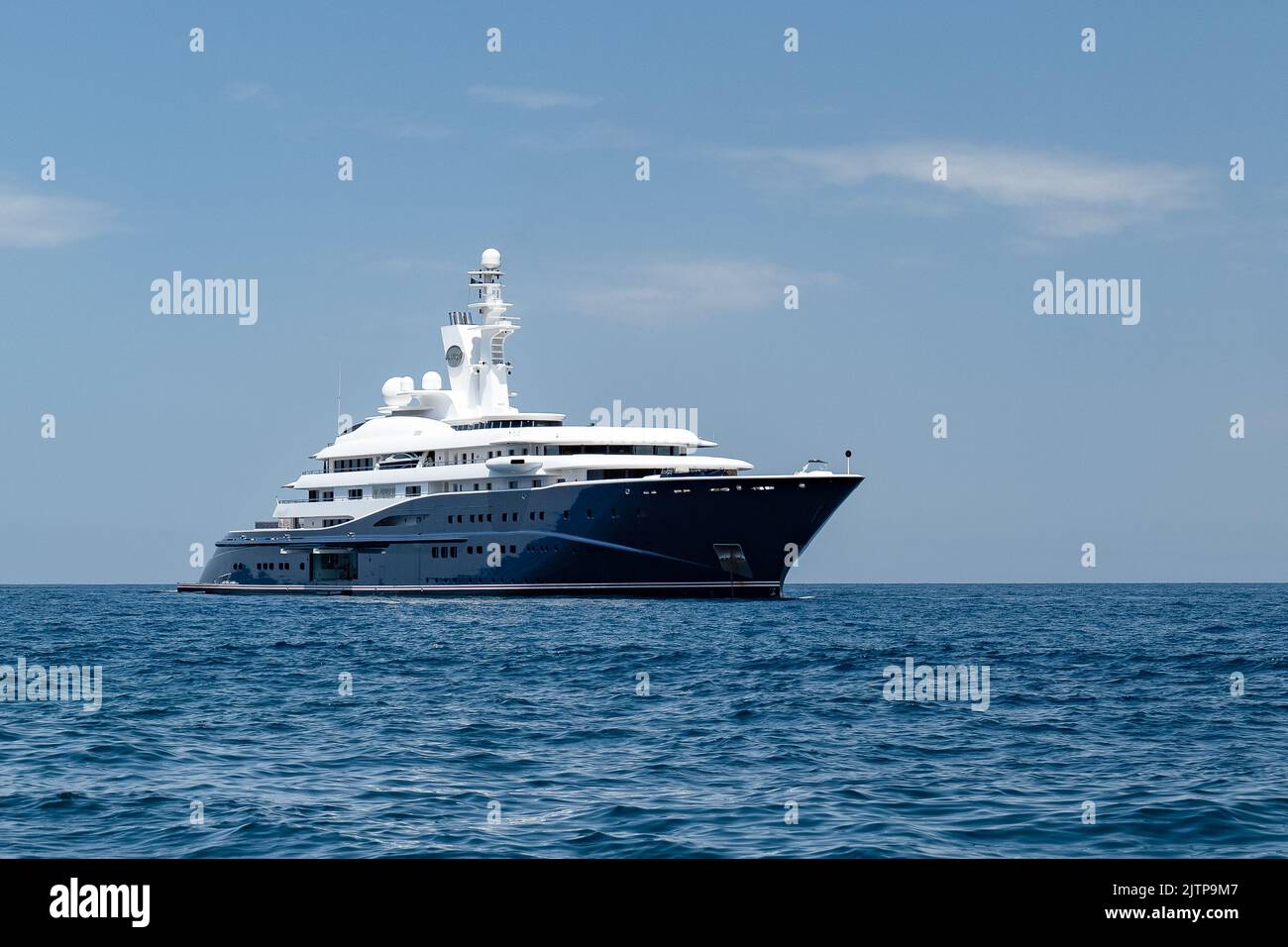 Superyacht 'Al Mirqab' in den Küstengewässern von Ischia, Italien im Juli 2022. Stockfoto