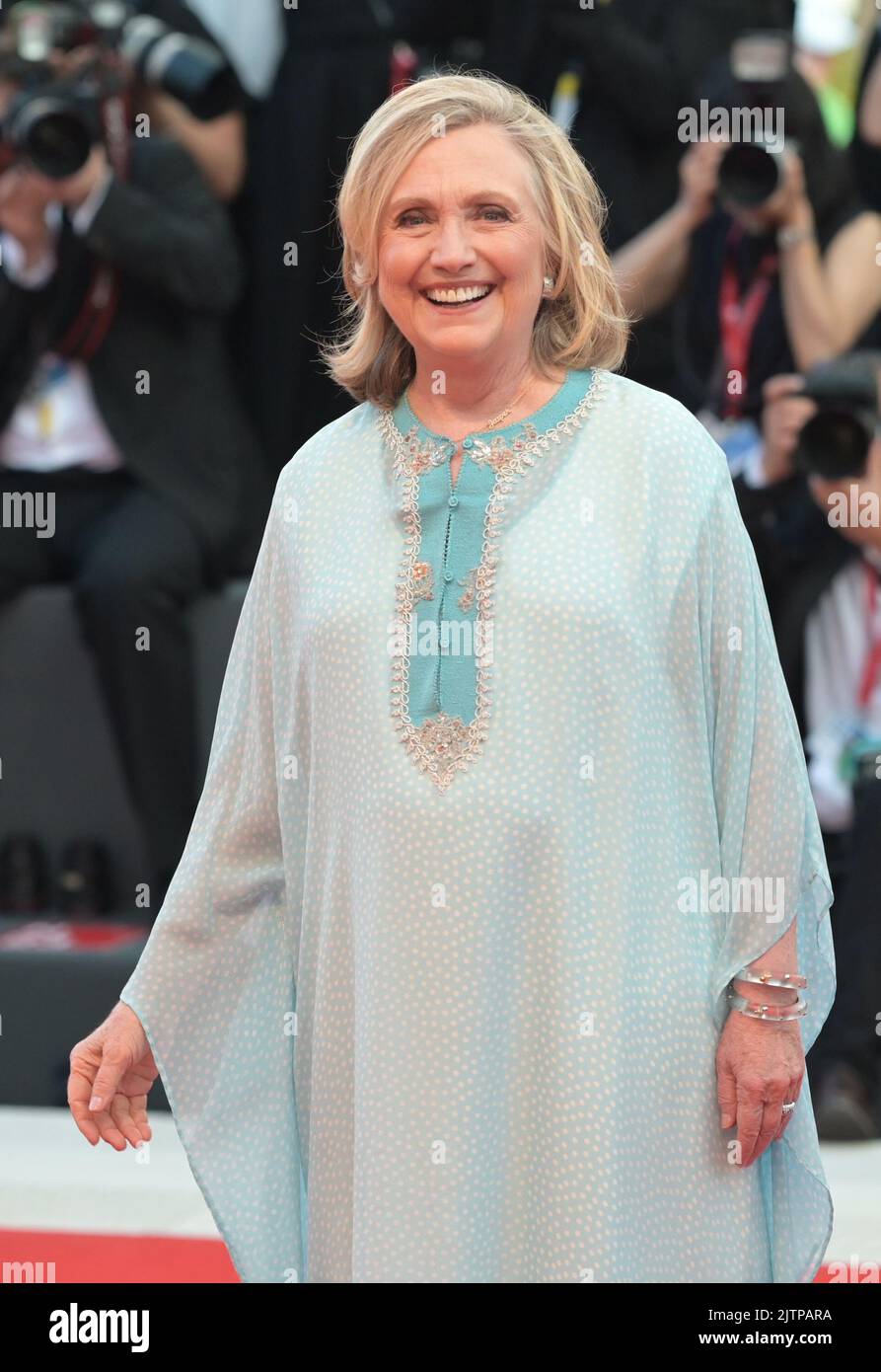 Venedig, Italien. 31. August 2022. Hillary Rodham Clinton, ehemalige Außenministerin der USA, nimmt an der 'White Noise' und der Eröffnungszeremonie des Roten Teppichs während des Internationalen Filmfestivals von Venedig 79. in Venedig Teil. Quelle: Stefanie Rex/dpa/Alamy Live News Stockfoto