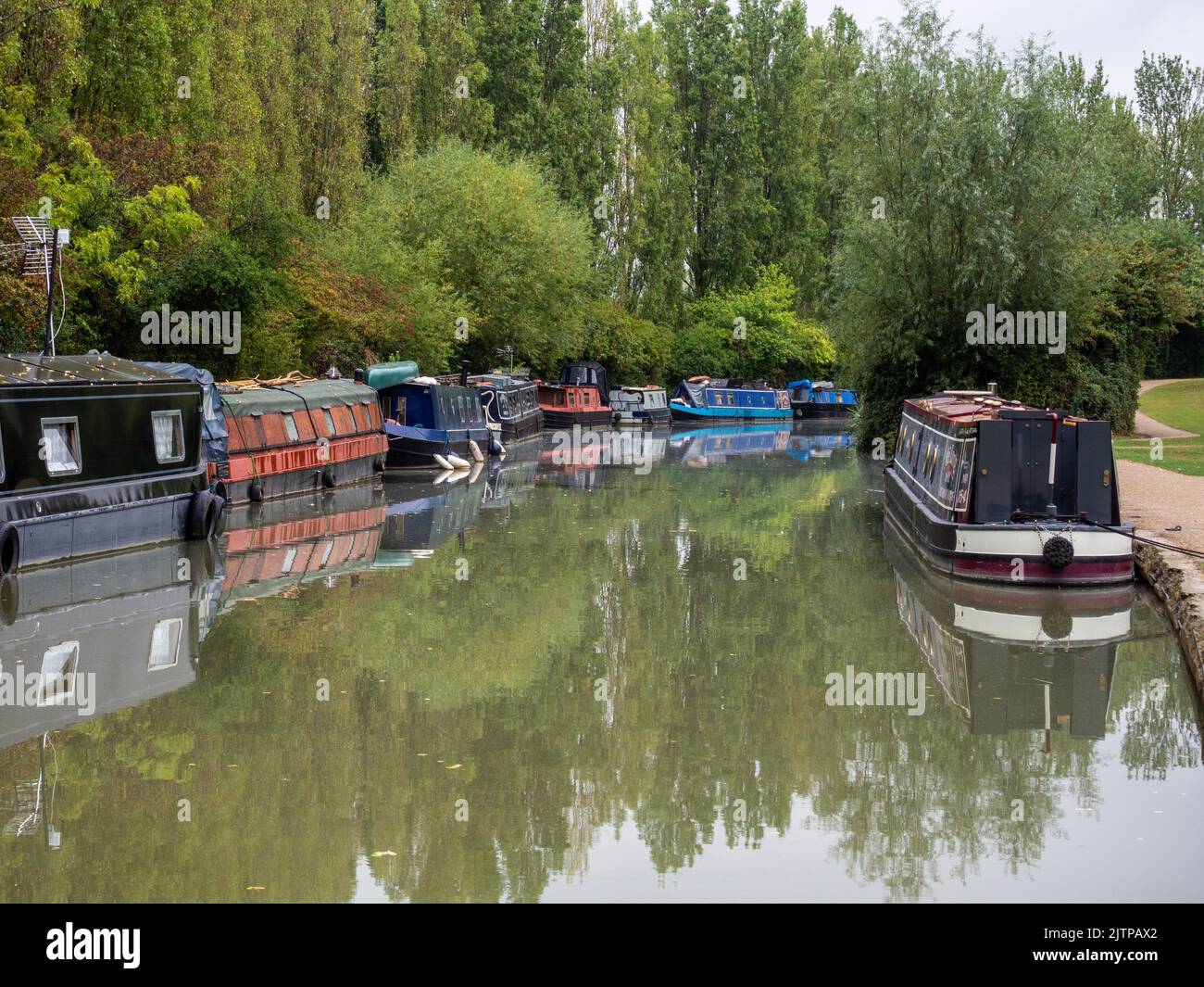 Narrowboats günstig auf dem Grand Union Canal, Campbell Park, Milton Keynes, Großbritannien Stockfoto