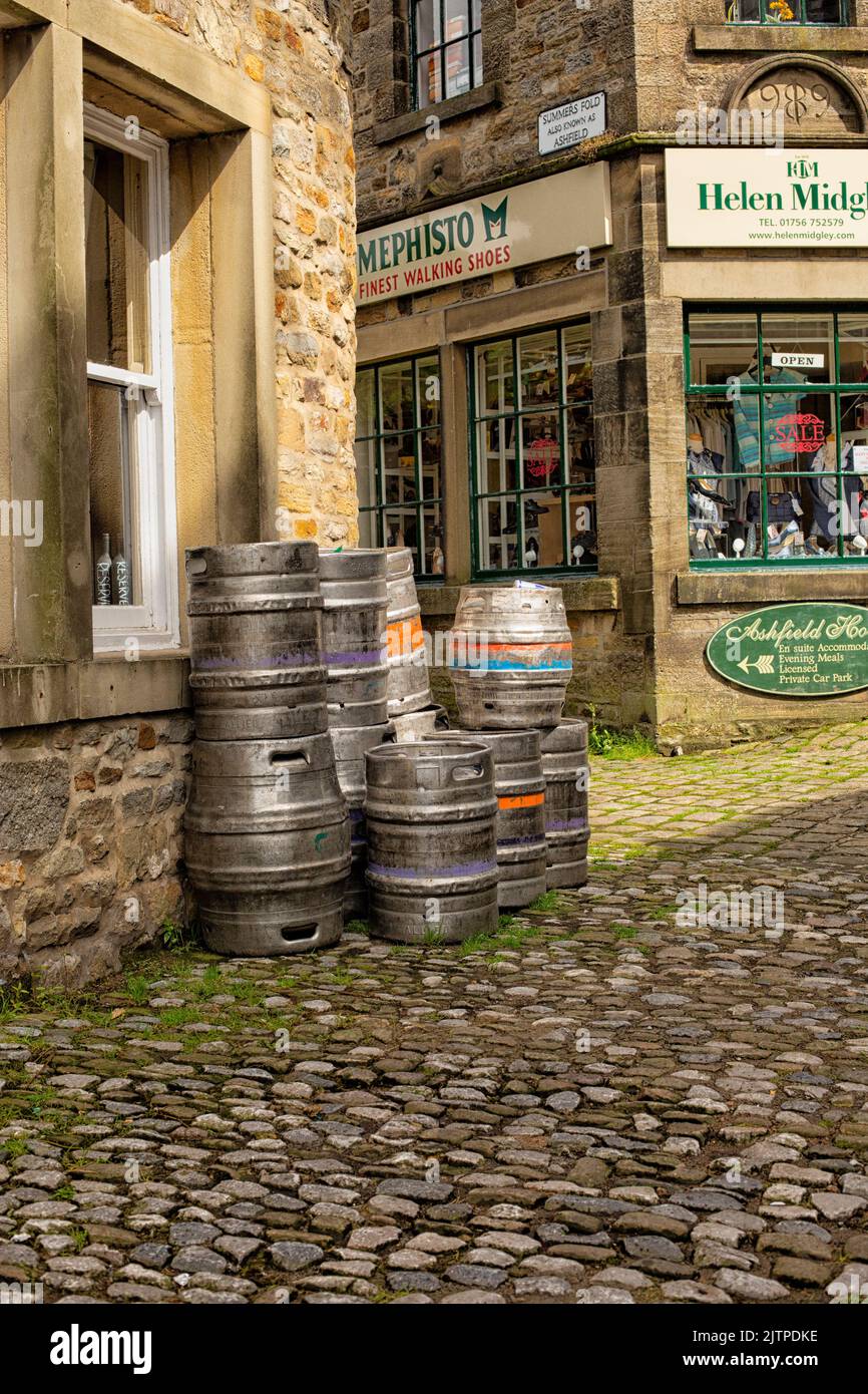 Hauptstraße mit Metallbiercags im Dorf Grassington, Upper Wharfedale, Yorkshire Dales, North Yorkshire, England, VEREINIGTES KÖNIGREICH Stockfoto