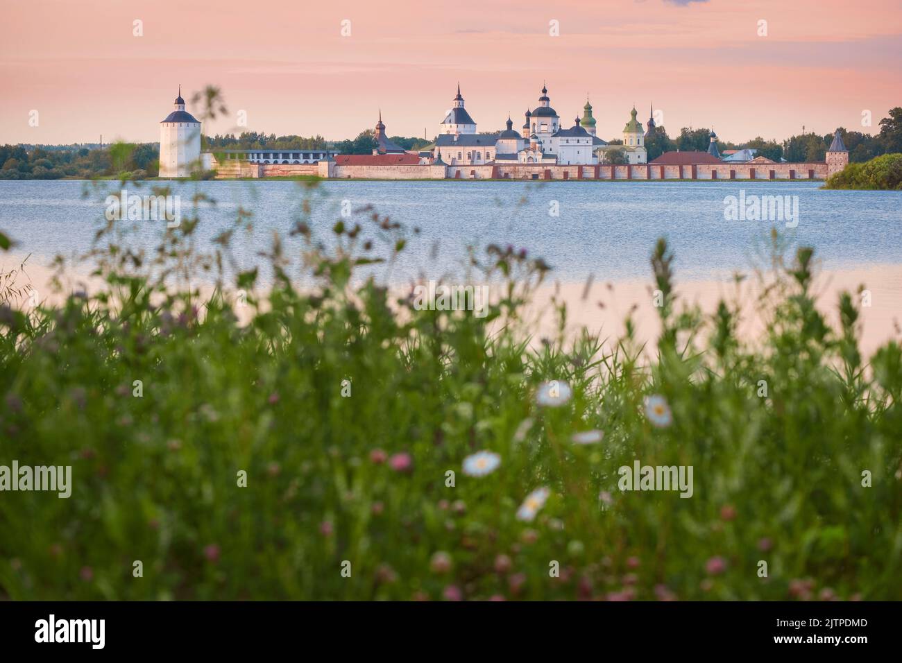 Kirillo Belozersky Kloster in Wologda Region am Ufer des Sees Siversky im Sommer gelegen Stockfoto