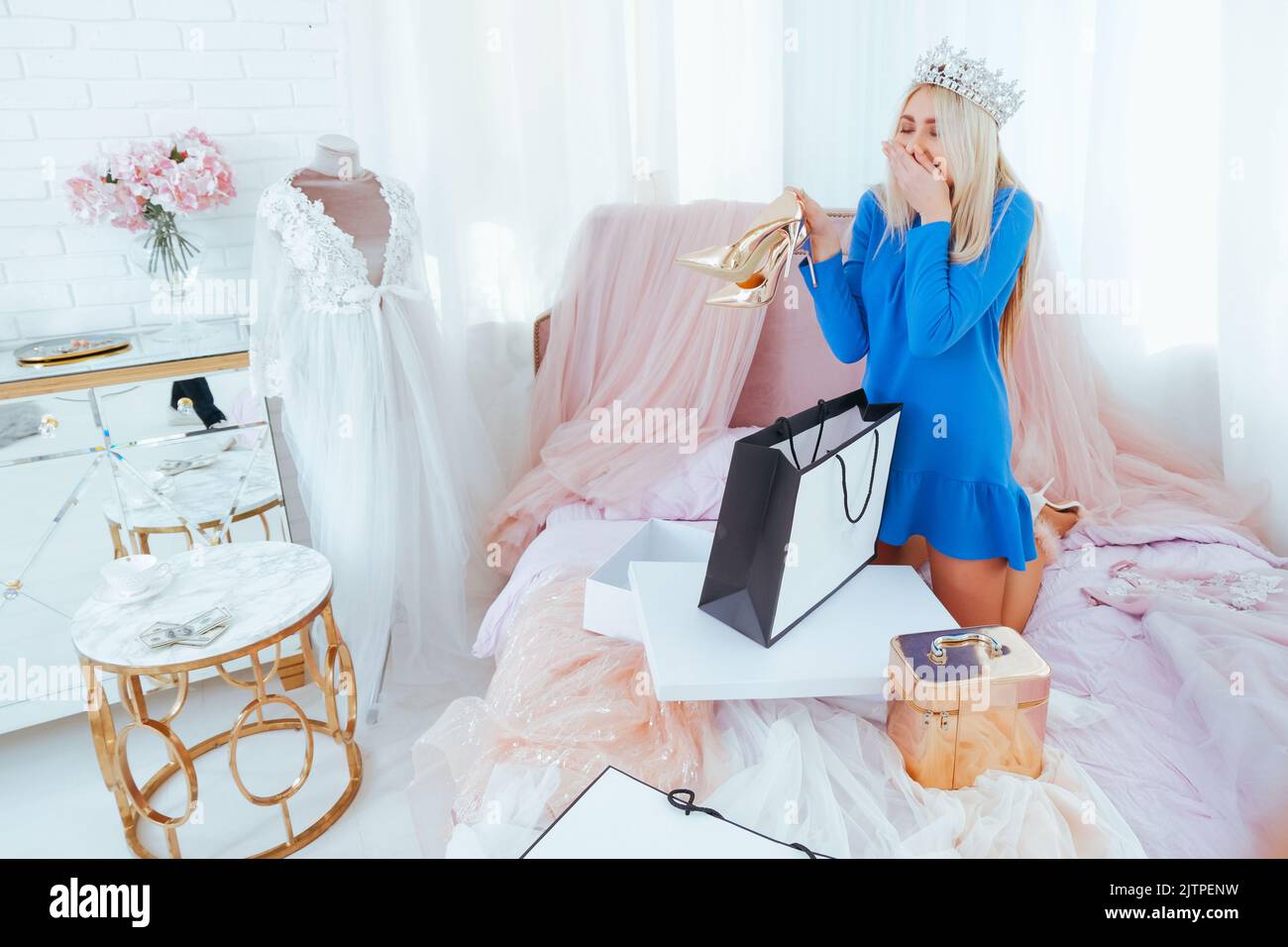 Aufgeregt reiche Mädchen Einkaufen extravagant Schlafzimmer Stockfoto