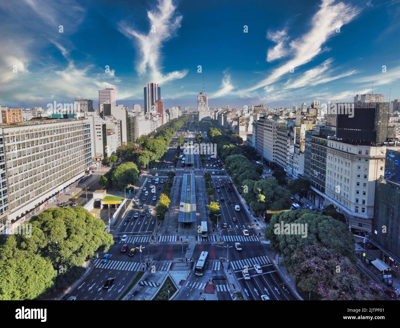 Blick aus dem Fenster des Obelisken von Buenos Aires, Avenida 9 de Julio Sur Stockfoto