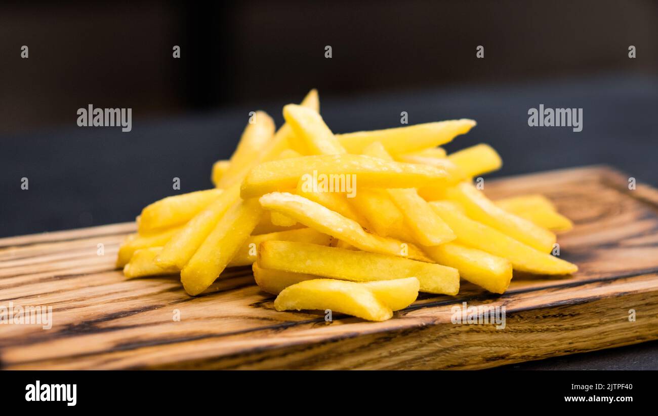 Fastfood-Menü gesalzene pommes frites Holzbrett Stockfoto