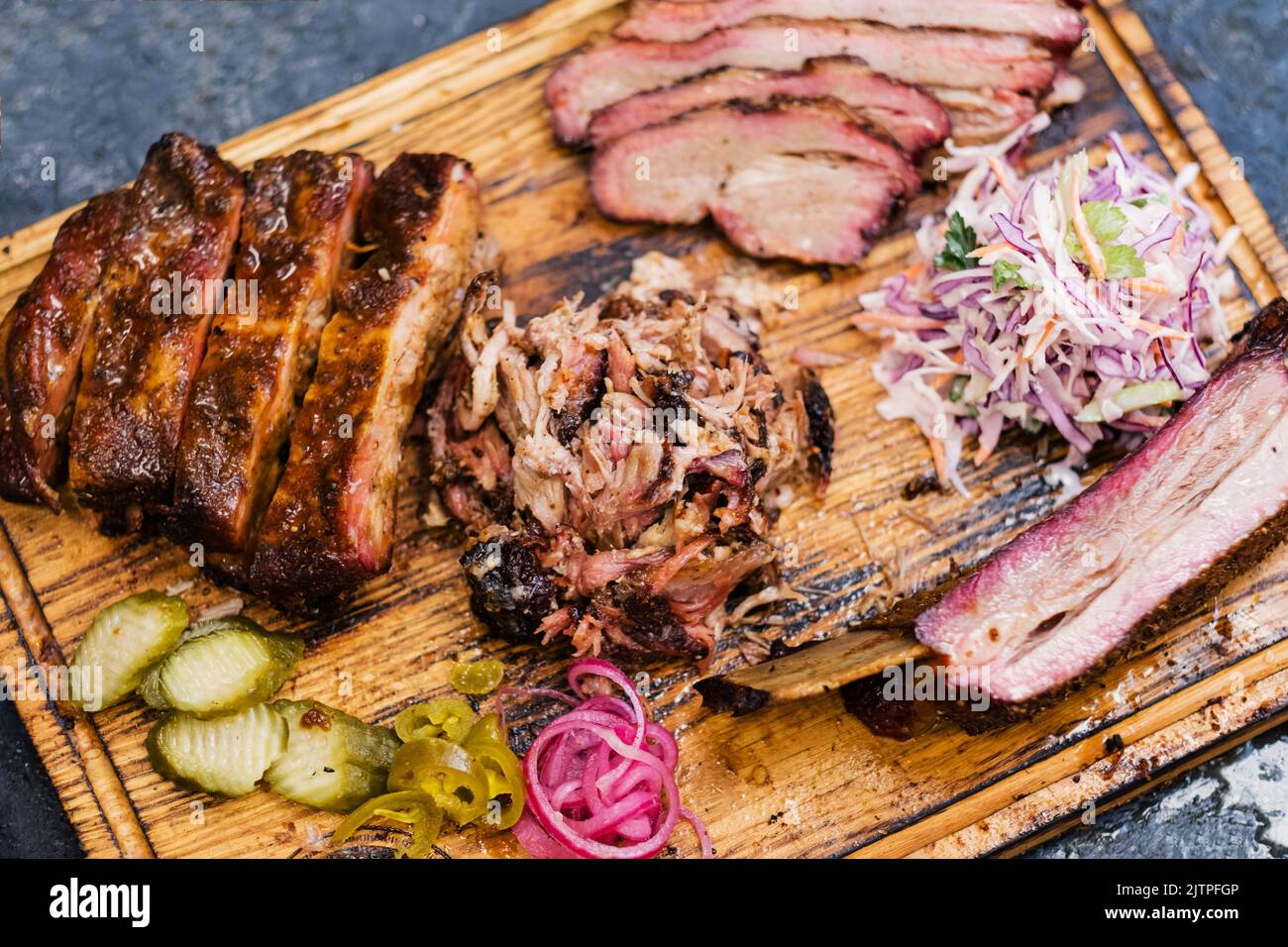 Geräuchertes Fleisch Sortiment Rindfleisch brisket zog Schweinefleisch Stockfoto