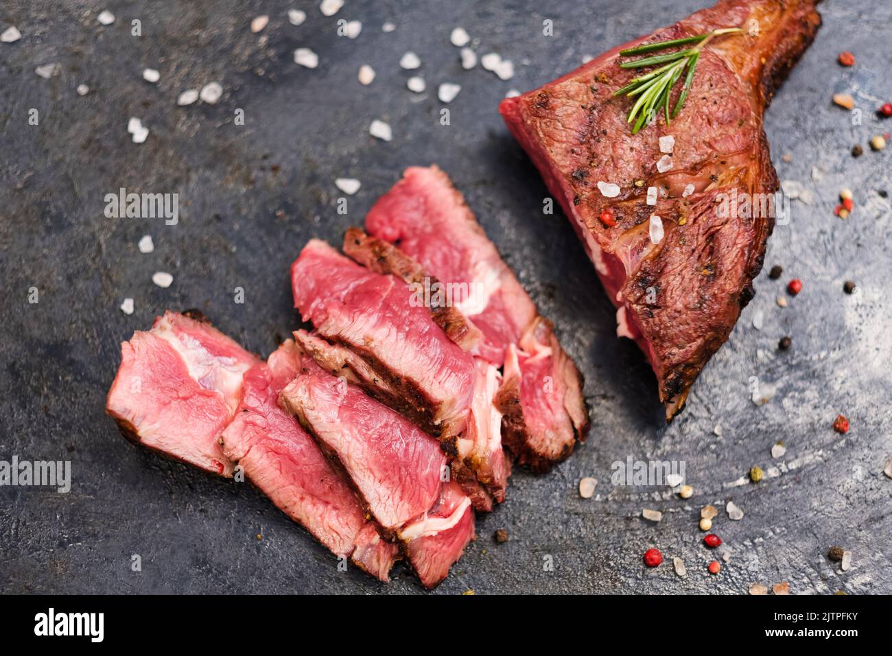 Kulinarisches Rezept Cowboy Steak in Scheiben gegrilltes Rindfleisch Stockfoto