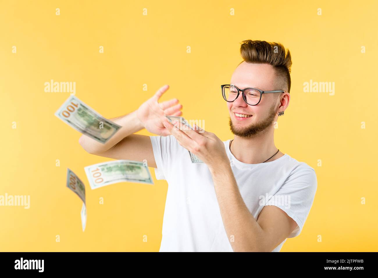 Junger Mann wirft Rechnungen Reichtum Geldverschwendung Stockfoto