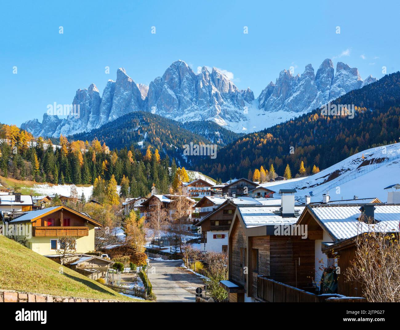 Santa Maddalena Dorf Straßenansicht im Spätherbst, Val di Funes Tal, Südtirol, Dolomiten, Norditalien Stockfoto