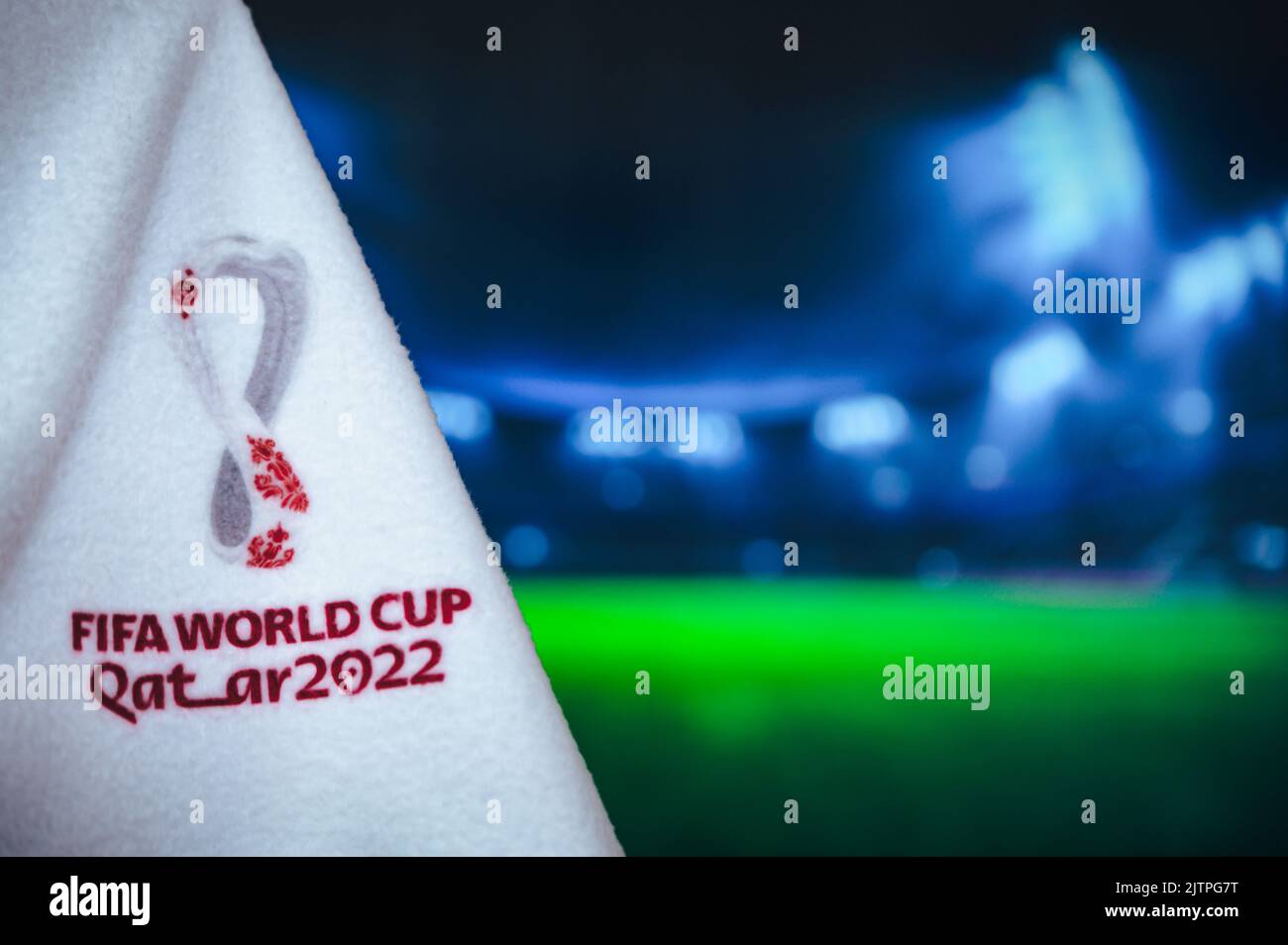 DOHA, KATAR, 30. AUGUST 2022: Fußballstadion in der Nacht. Fußball-Hintergrund für die FIFA Fußball-Weltmeisterschaft 2022. Black Edit Space, Wallpaper für Katar 2022 Stockfoto