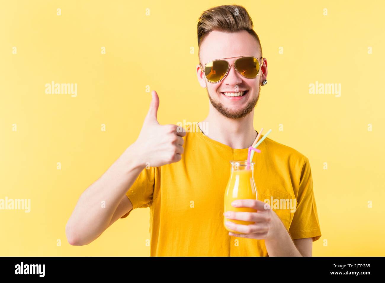 Lächelnder Mann Flasche Smoothie gesundes Fruchtgetränk Stockfoto