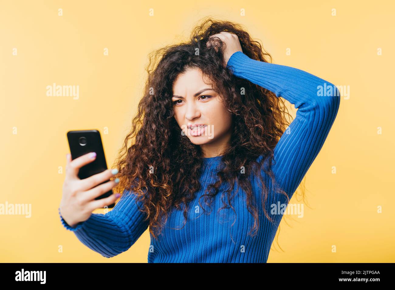 wtf Fehler wütend Frau Haar Smartphone Emotion Stockfoto