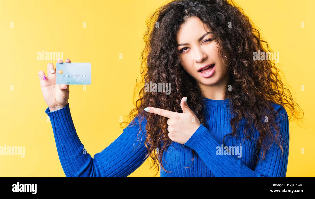 Schöne Frau Kreditkarte elektronische Zahlung Stockfoto