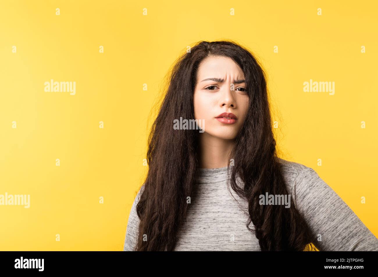Die junge Frau, die die Skepsis runzelte, zweifelt an, dass sie ungläubig ist Stockfoto