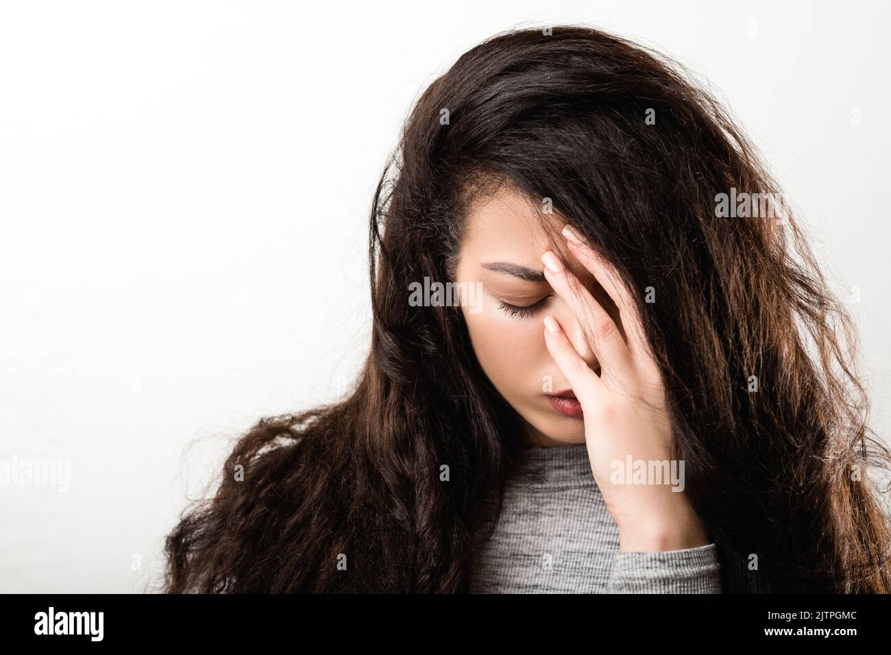 Trauernde traurige traurige bedauernswerte emotionale Mädchen Stockfoto