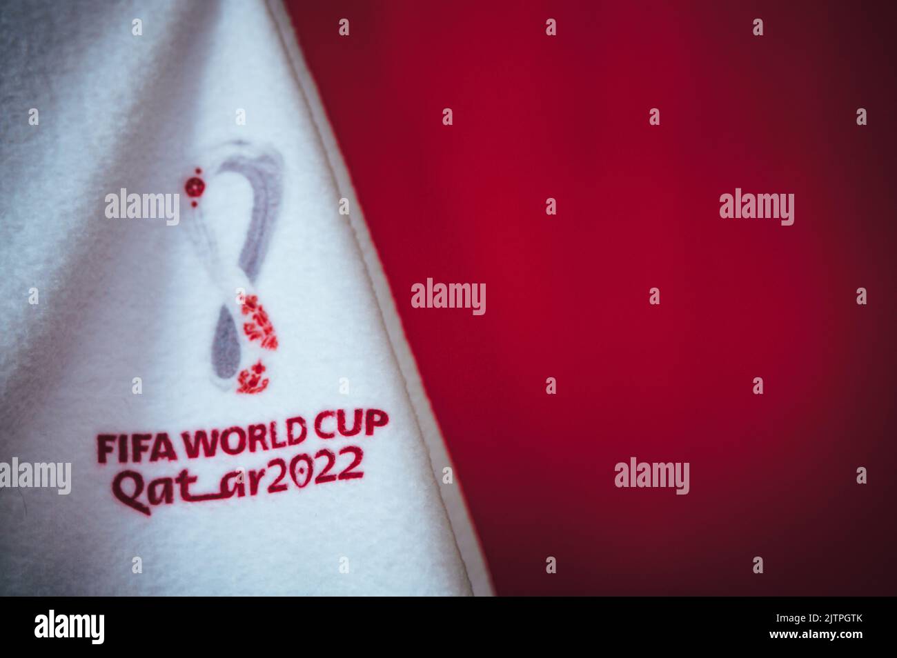 DOHA, KATAR, 30. AUGUST 2022: Roter Hintergrund für die FIFA Fußball-Weltmeisterschaft in Katar 2022. Offizielles Logo der Fußball-Weltmeisterschaft auf weißer Decke. Red Edit Sp Stockfoto