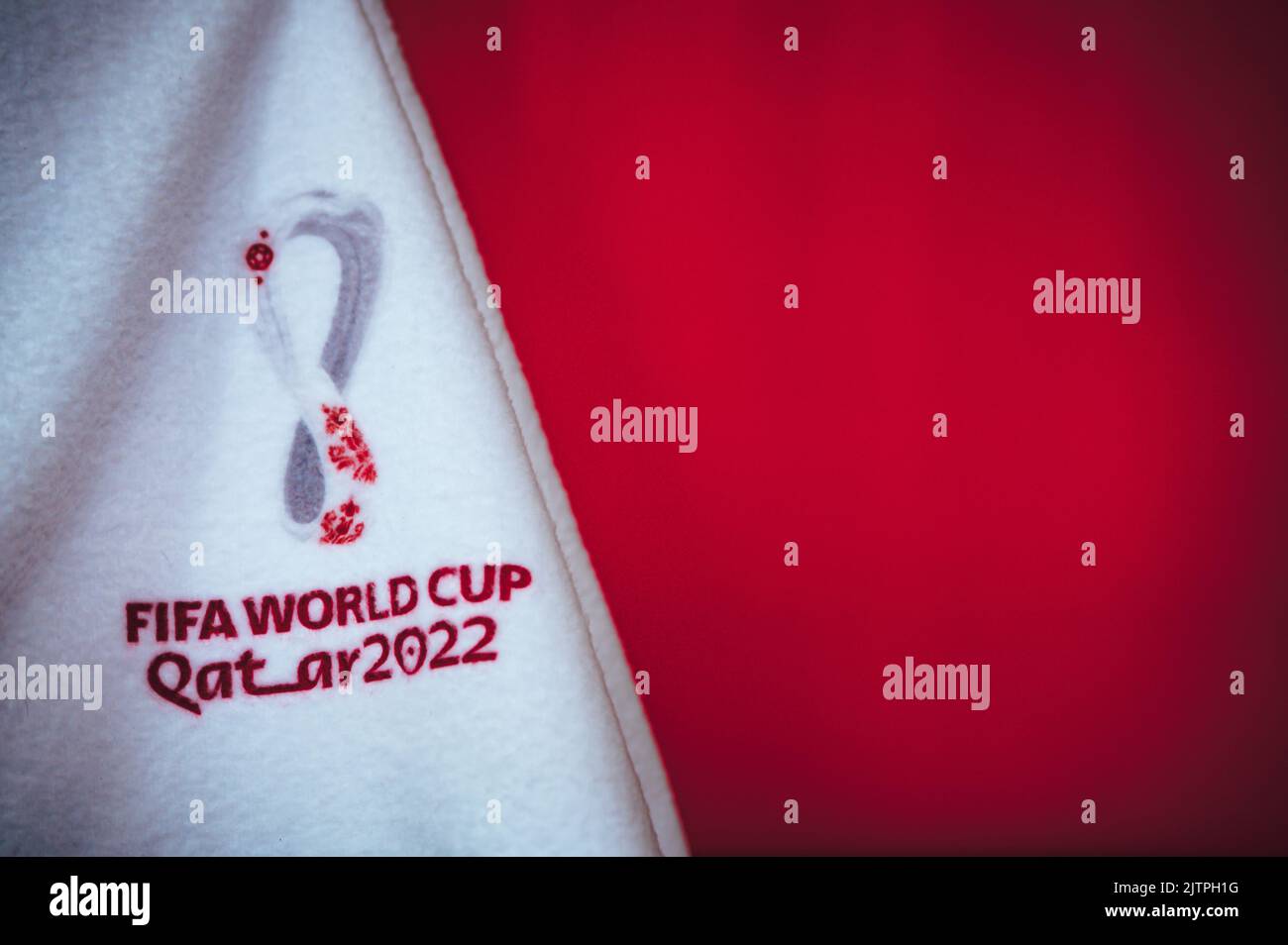 DOHA, KATAR, 30. AUGUST 2022: Logo der Fußball-Weltmeisterschaft 2022 in Katar. Fußball-Weltmeisterschaft. Roter Hintergrund und Bearbeitungsraum für Ihre Montage Stockfoto