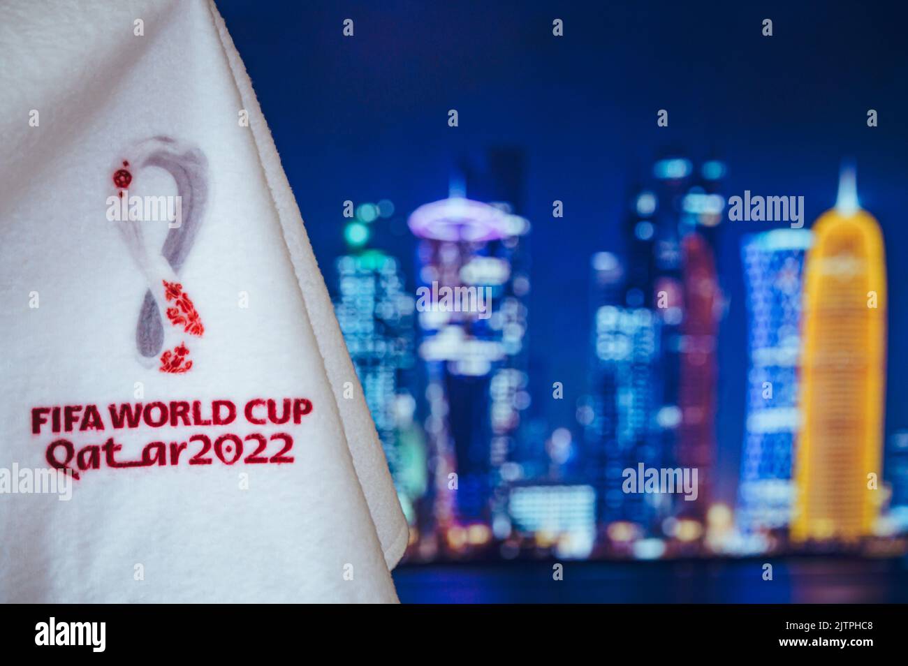 DOHA, KATAR, 30. AUGUST 2022: Logo der FIFA Fußball-Weltmeisterschaft Katar 2022 und nächtliche Skyline von Doha im Hintergrund. Fußball WM Katar 2022 Tapete und bla Stockfoto