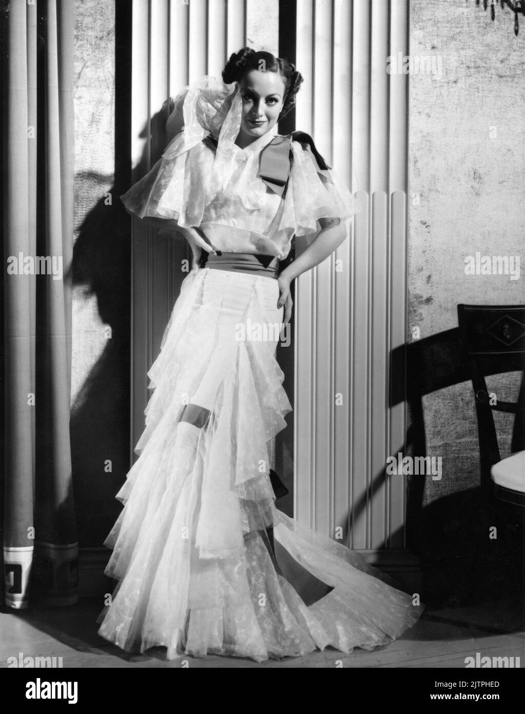JOAN CRAWFORD Porträt von GEORGE HURRELL im Kleid von GILBERT ADRIAN getragen in VERKETTETEN 1934 Regisseur CLARENCE BROWN Metro Goldwyn Mayer Stockfoto
