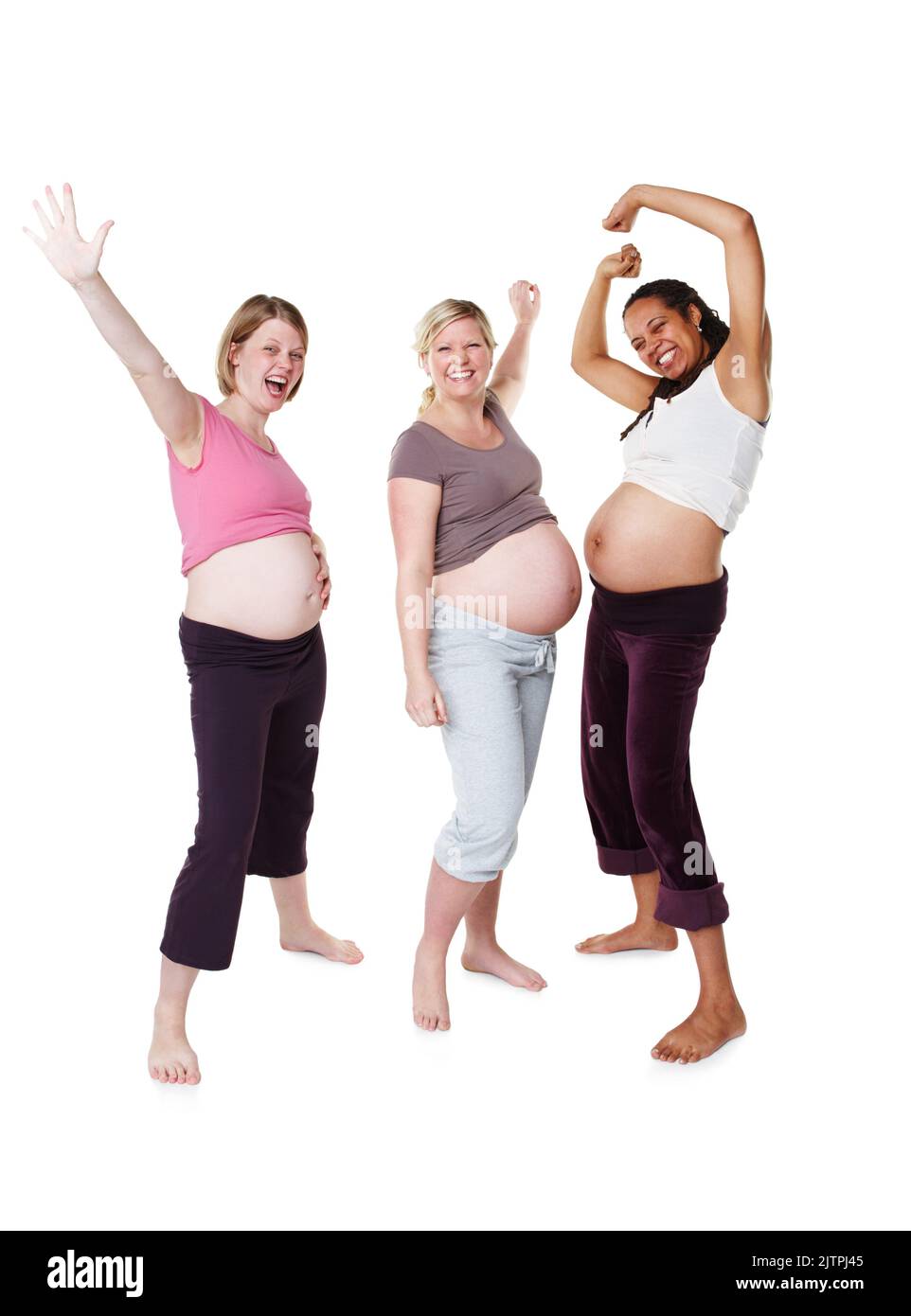 Vielfalt, glückliche und Schwangeren mit einem glücklichen Lächeln für die Mutterschaft auf weißem Studiohintergrund. Porträt einer Gruppe von Freundinnen aufgeregt in Stockfoto
