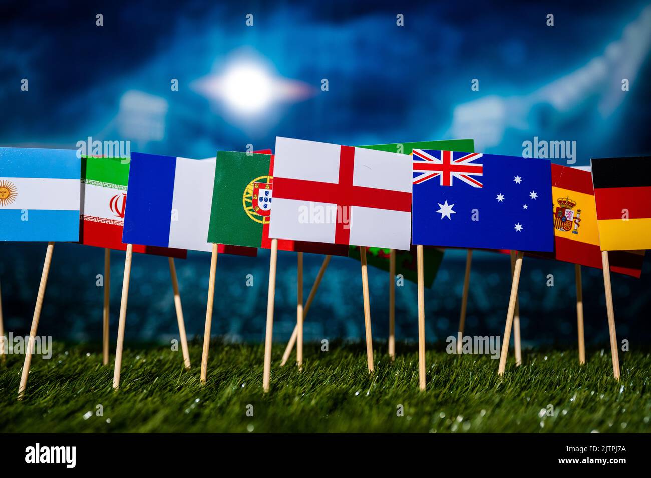 Englische Nationalflagge und andere Flaggen von Fußballländern auf grünem Gras. Sport Wallpaper für Turnier in Katar Stockfoto