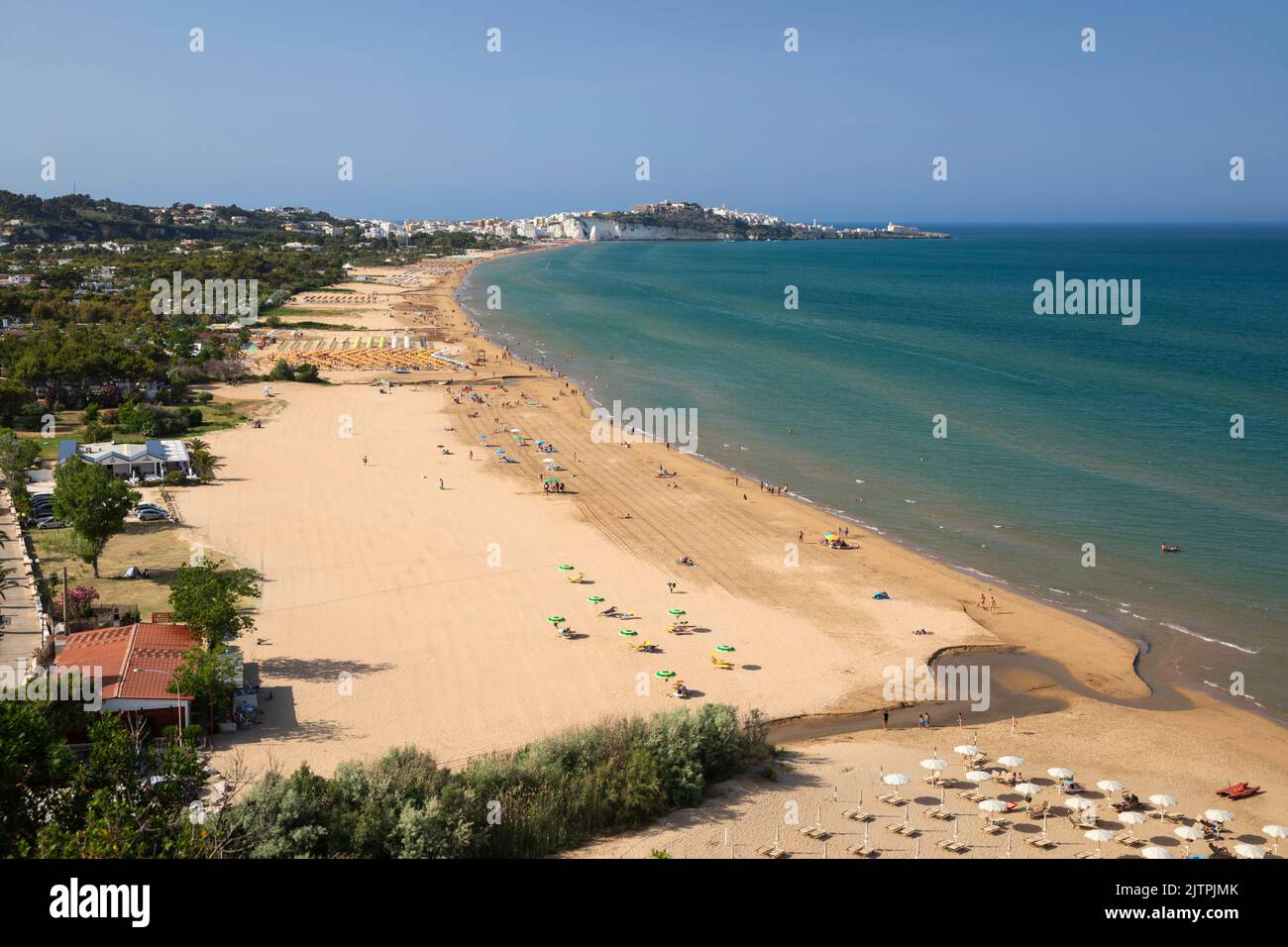 Blick entlang Strand mit der Altstadt von Vieste in der Ferne, Vieste, Apulien, Italien Stockfoto