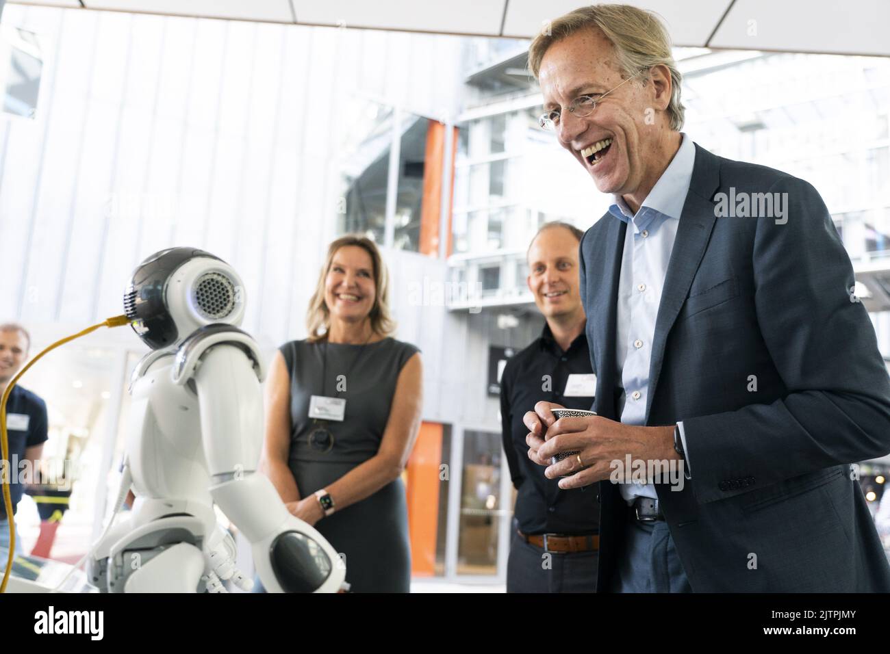 2022-09-01 11:11:22 UTRECHT - Minister Robbert Dijkgraaf (Bildung, Kultur und Wissenschaft) und Studenten des Graphic Lyceum. Dijkgraaf nimmt an der Eröffnung des MBO-Jahres Teil. ANP JEROEN JUMELET niederlande Out - belgien Out Stockfoto