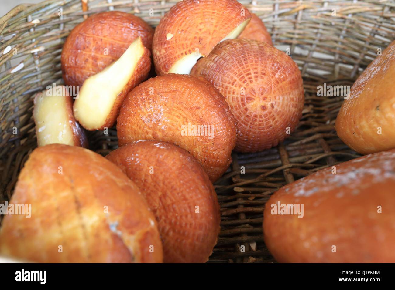 Geräucherter Adyghe-Käse im Korb auf dem Basar Stockfoto