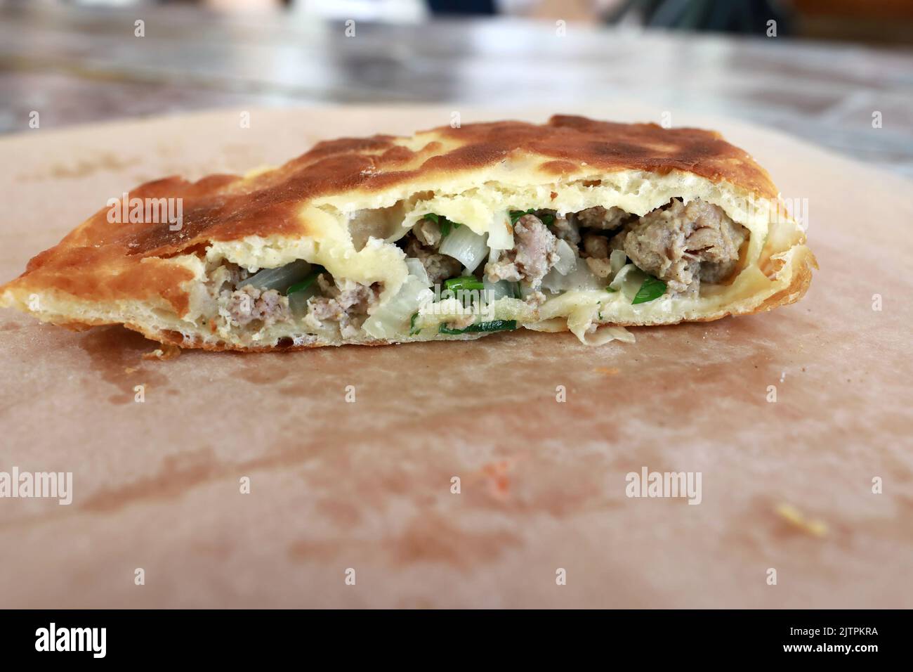 Adyghe Fladenbrot Khychin mit Fleisch auf dem Tisch Stockfoto
