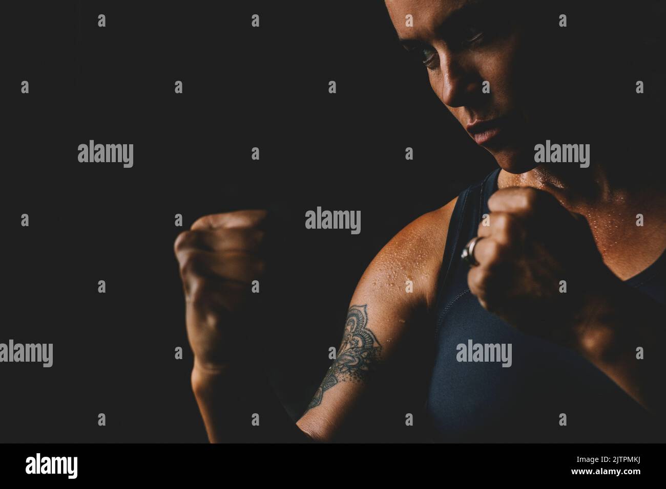 Ältere Dame im mittleren Alter, die schlecht in der Boxe Verteidigung Haltung aussieht. Konzept der Frau Athleten hart trainieren. Ermächtigung und sportliche Aktivität für weibliche Peo Stockfoto
