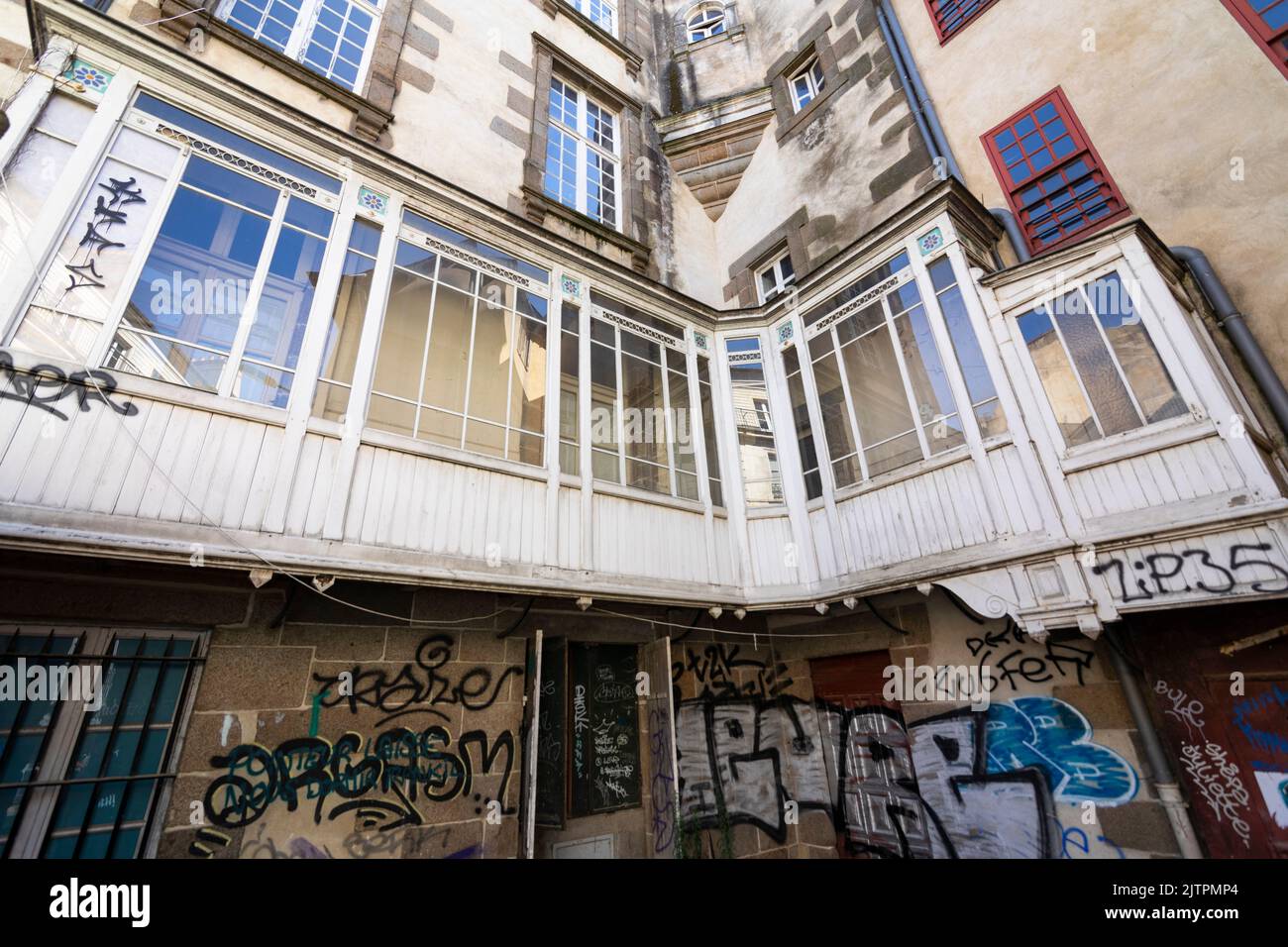 Altes Haus in Rennes, bereit zur Renovierung, Frankreich Stockfoto