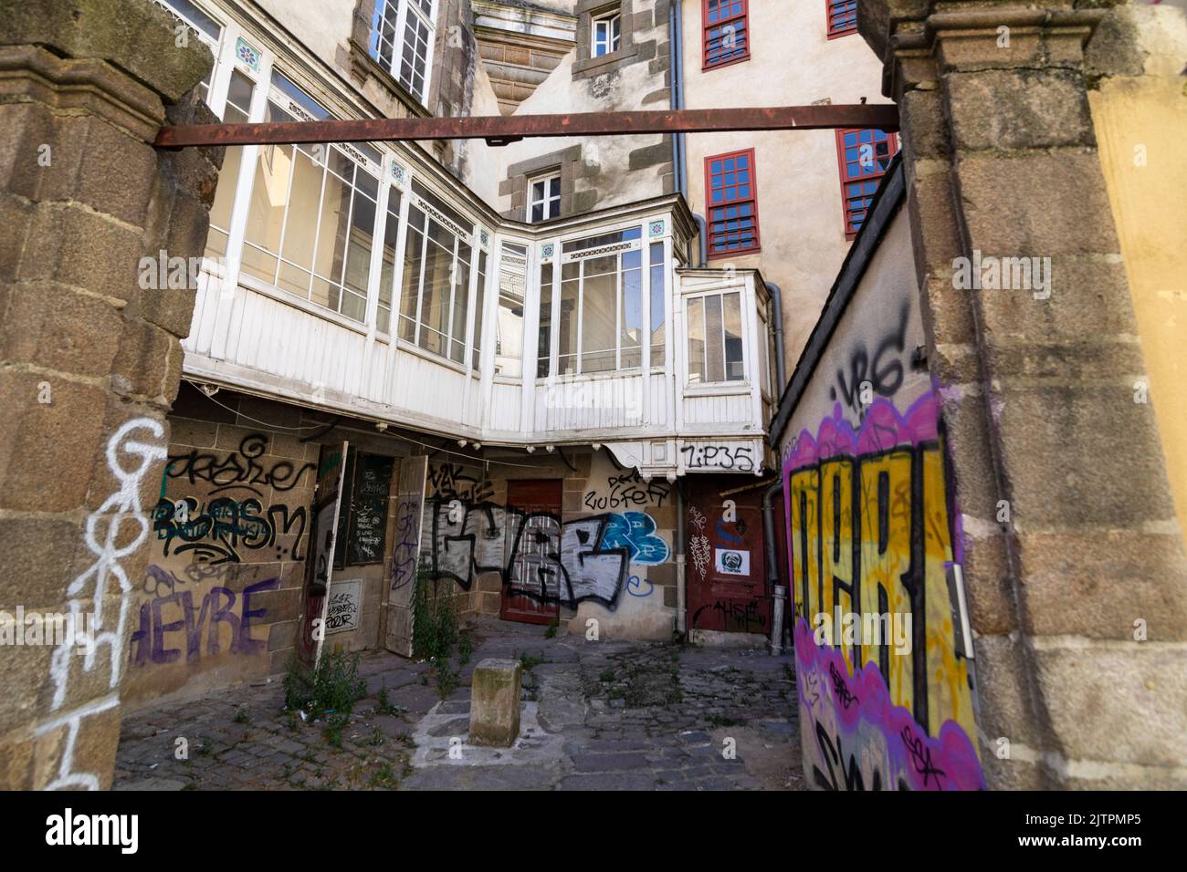 Altes Haus in Rennes, bereit zur Renovierung, Frankreich Stockfoto