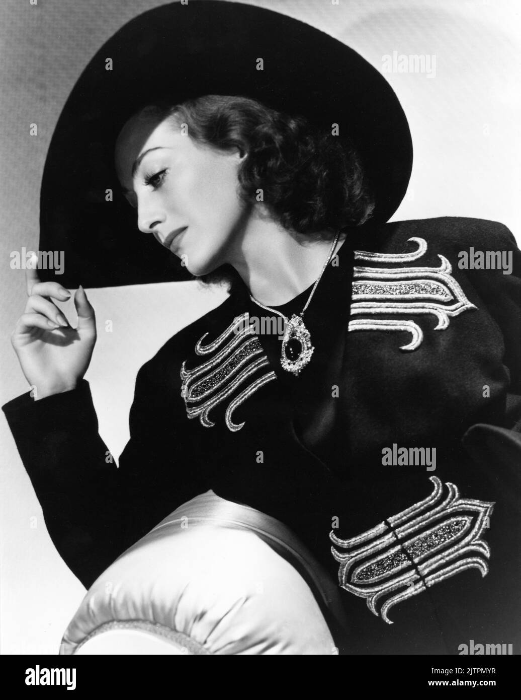 JOAN CRAWFORD 1937 Porträt von GEORGE HURRELL Werbung für Metro Goldwyn Mayer Stockfoto