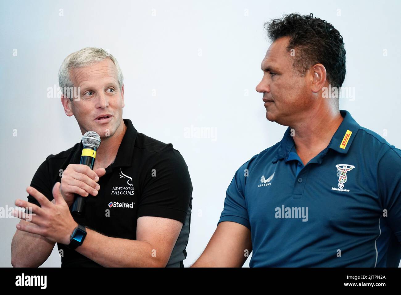 Dave Walder (links), Cheftrainer von Newcastle Falcons, und Tabai Minson, Cheftrainer von Harlequins, während des Saisonauftakt der Gallagher Premiership im Twickenham Stadium, London. Bilddatum: Donnerstag, 1. September 2022. Stockfoto