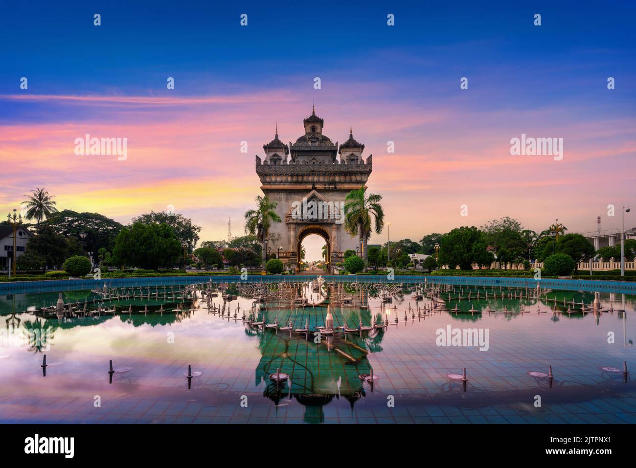 Patuxai (Patuxay) in der Dämmerung in Vientiane, Laos. Stockfoto