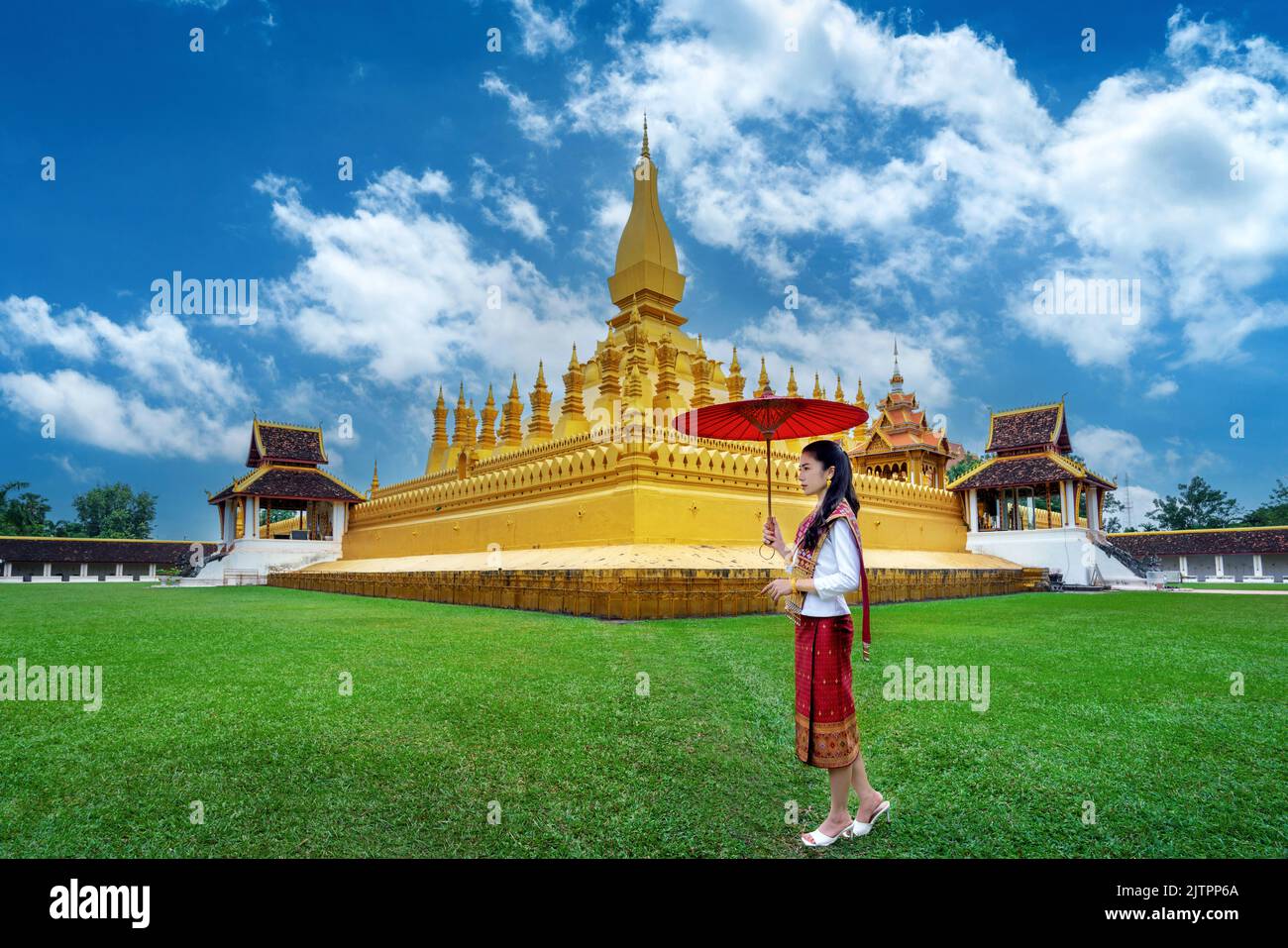 Asiatische Frau trägt laos traditionell in Phra That luang in Vientiane, Laos. Stockfoto