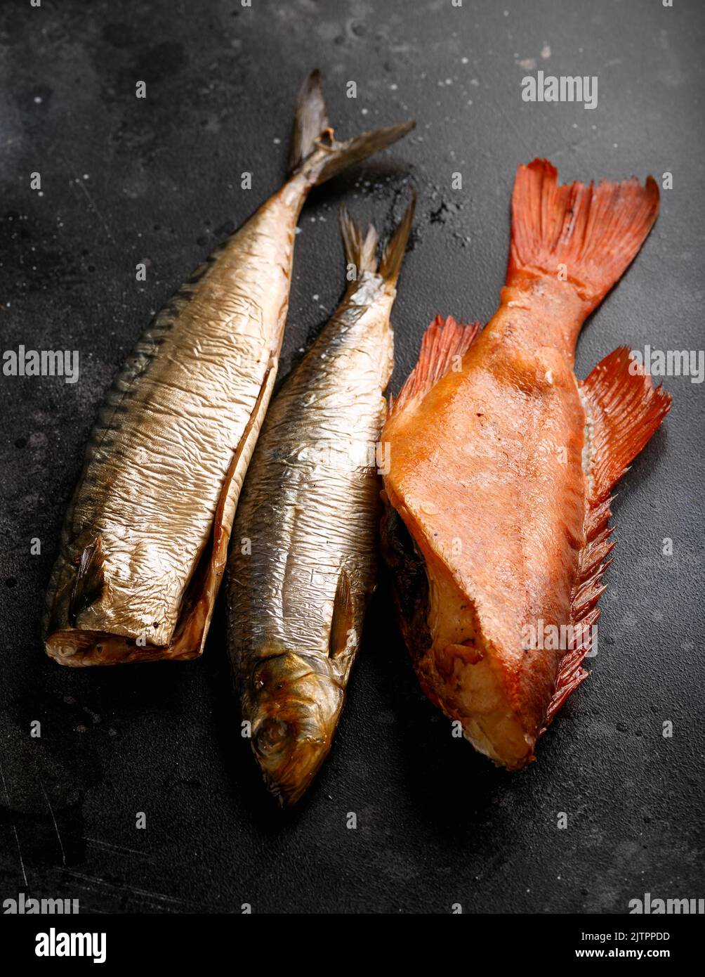 Geräucherter Makrele, Hering und Seebarsch auf einem alten Tisch, Draufsicht. Stockfoto