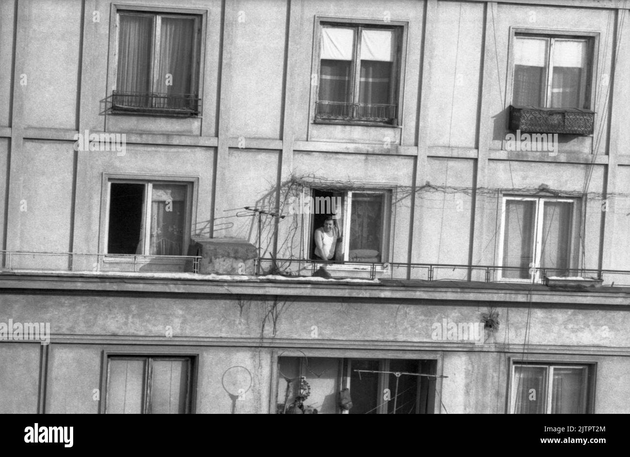 Bukarest, Rumänien, ca 1984. Fassade eines kommunistischen Mehrfamilienhauses. Stockfoto