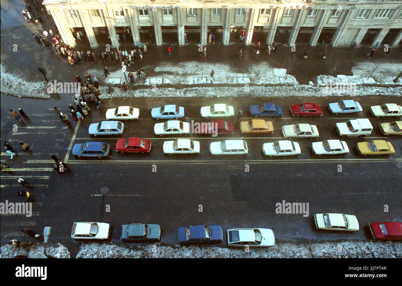 Bukarest, Rumänien, Januar 1990. Fahrzeuge im Verkehr auf dem Romana-Platz. Stockfoto