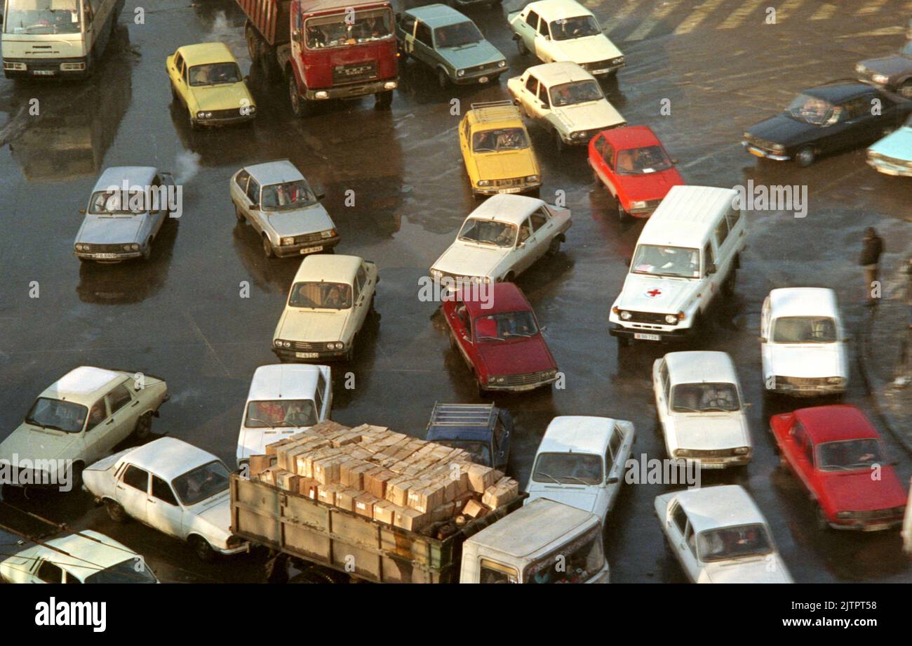 Bukarest, Rumänien, Januar 1990. Fahrzeuge im Verkehr auf dem Romana-Platz. Stockfoto