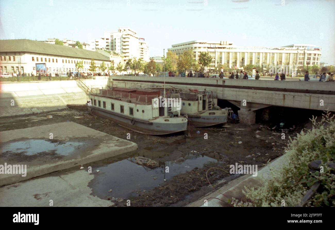 Bukarest, Rumänien, Mai 1990. Ein trockenes Bett des Flusses Dambovita bei Piata Unirii. Stockfoto