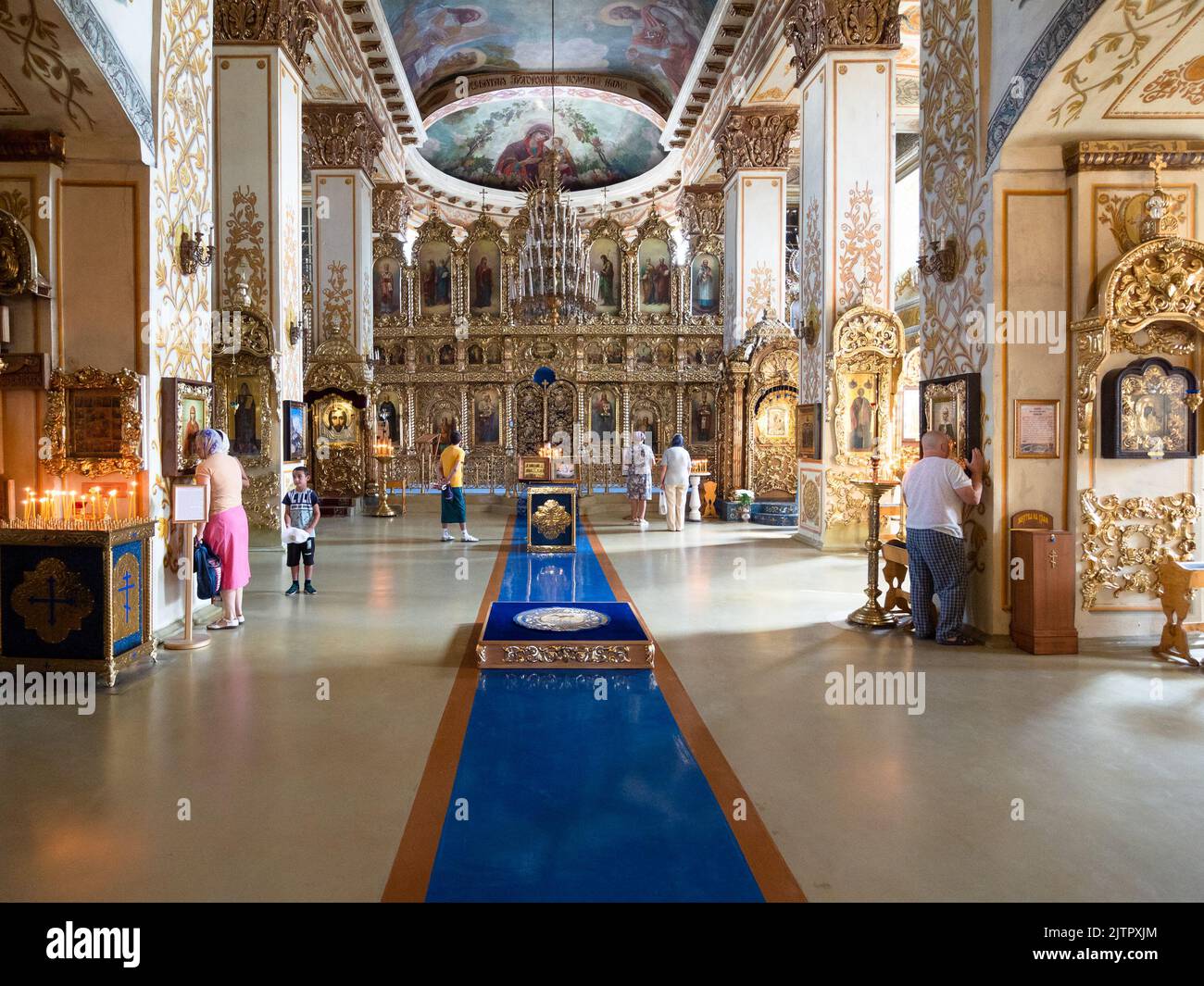 Selenodolsk, Russland - 25. August 2022: Das Innere der Kirche, die zu Ehren der georgischen Ikone der Gottesmutter im Kloster Raifa Bogoroditski geweiht ist Stockfoto